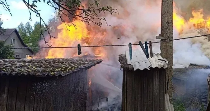 У Нововолинську курець спалив свою літню кухню (фото, відео)