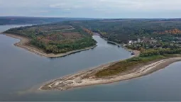 Рівень Дністра падає: вода відкрила фундаменти хат і надгробки цвинтарів затоплених сіл (фото)