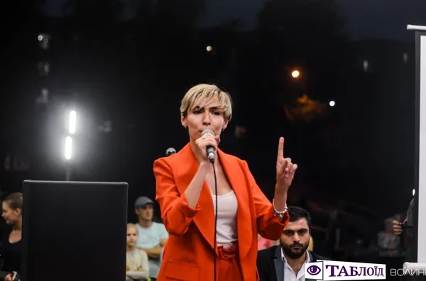 Дощ не завада: лучани зібралися, аби заспівати пісень Кузьми у день його народження (фото)