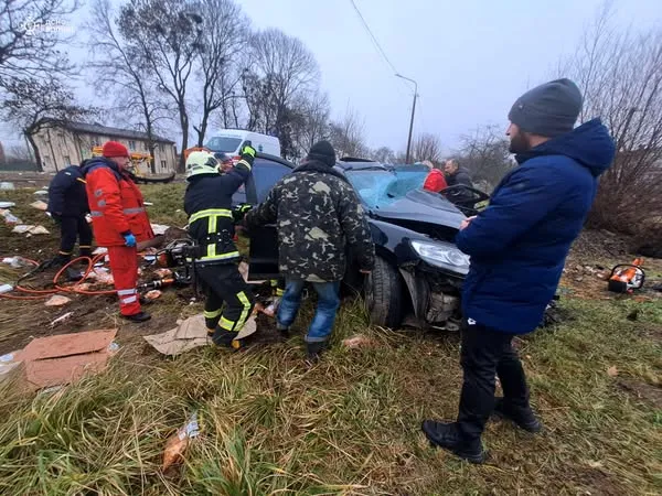 Біля Луцька – ДТП: в «хюндаї» затисло людину, а з вантажівки знесло кузов (фото)