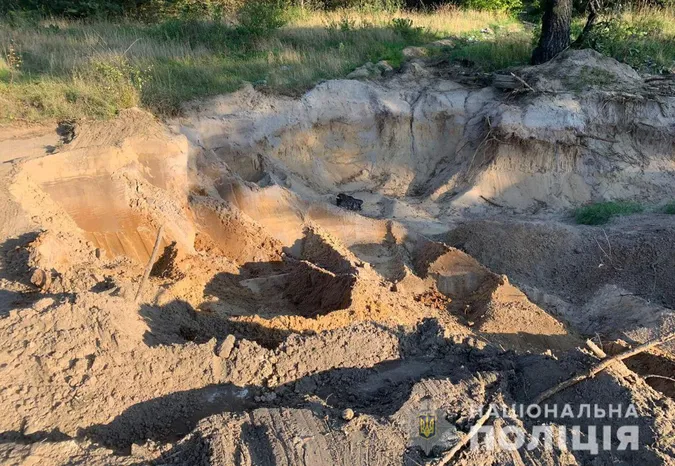 На Волині біля незаконного кар'єру автівка збила правоохоронця (фото, відео)