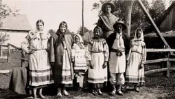 У вишиванках, але босі: показали рідкісне фото селян з Любешівщини на початку ХХ століття (фото)