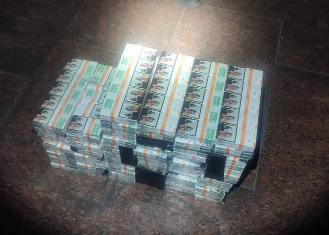 У «Ягодині» руденький прикордонник винюхав тисячу пачок сигарет (фото)