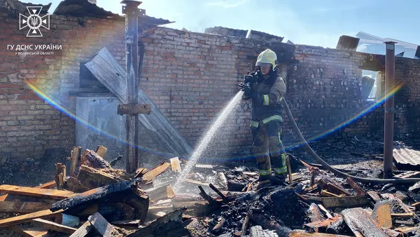 Знищено перекриття та обладнання: у Луцькому районі горів столярний цех (фото, відео)