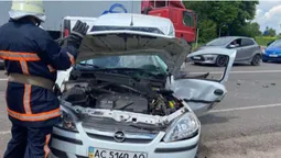 ДТП на Волині: постраждалого водія «вирізали» з авто рятувальники (фото)