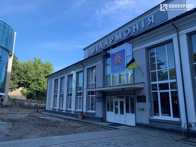 У Луцьку біля філармонії почали стелити нову бруківку (фото)