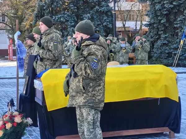 Майже 14 місяців очікування: у Ковелі попрощалися з воїном Романом Ющенком (фото)