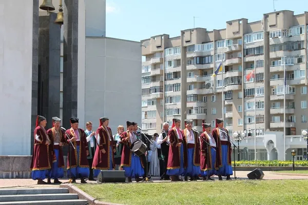 З танцями і співами: як святкували День Конституції під Волинською ОДА (фото)