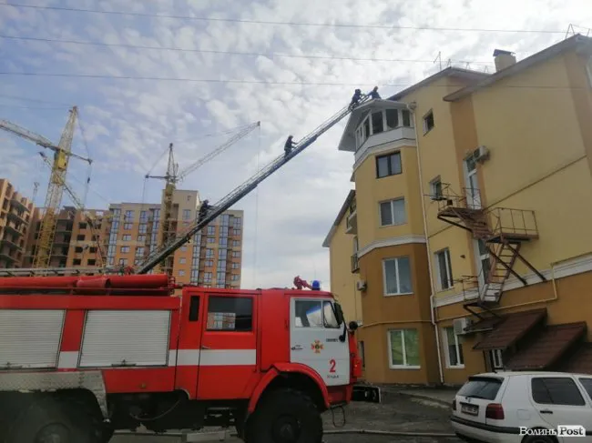 У Луцьку горів дах новобудови (фото)