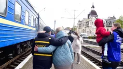 Тікаючи від війни: у Луцьку зустріли потяг з українцями із Харківщини (фото)