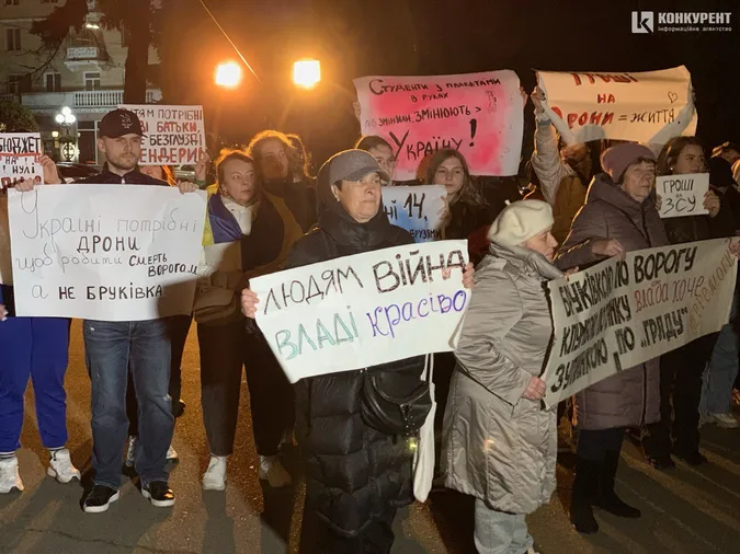 «Діти донатять, а влада кладе...»: у Луцьку знову акція проти витрат мерії (фото)