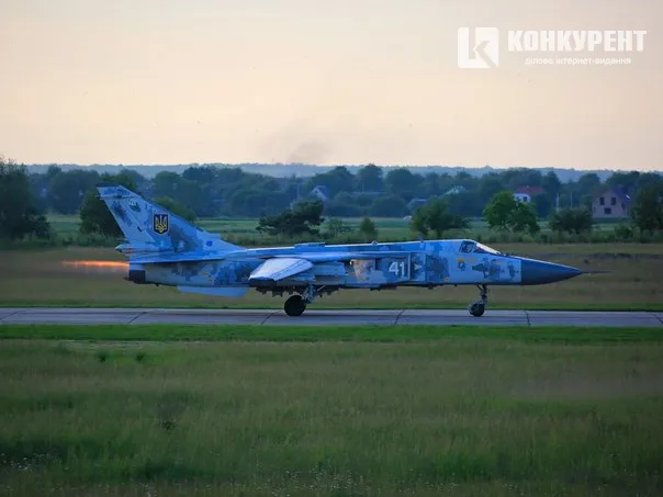 Львів'янин показав, як над Луцьком літають бомбардувальники (фото)