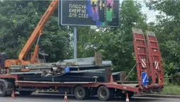 Власники не платили оренду: у Луцьку демонтували великі рекламні борди (фото)