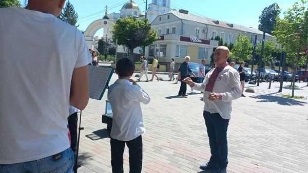 У центрі Луцька діти грають «Червону руту», аби допомогти ЗСУ (фото)
