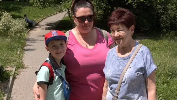 Людмила Павлівна (праворуч) з донькою та внуком