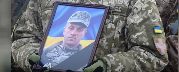 На Волині – скандал на могилі військового: батьки ходили  «на поклон» до старости села через прапори (відео)