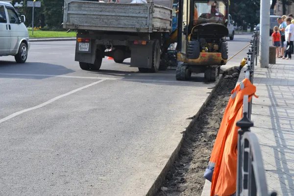 В центрі Луцька після капремонту взялися за облаштування зливової каналізації (фото)