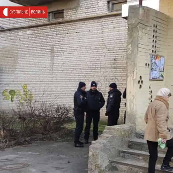 У Луцьку з вікна багатоповерхівки випав чоловік (фото)