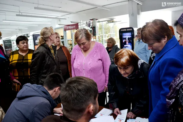 Велика зала й ексклюзивне кіно: луцькі пенсіонери переглянули українську документалку (фото)