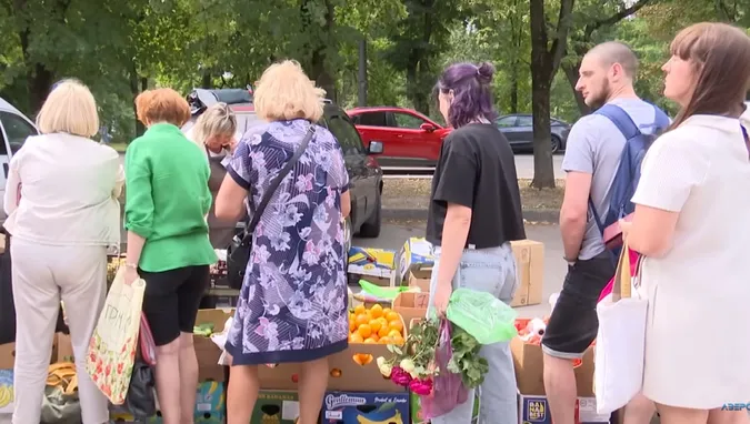 Скільки коштують ягоди на ринку у Луцьку – ціни шокують людей (відео)