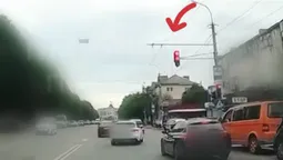 Під носом у патрульних: у Луцьку водій «ауді» проїхав на «червоний» (відео)
