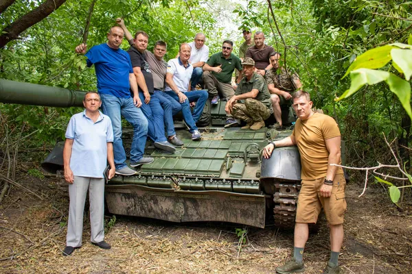 «Батьківщина» у своє 25-річчя відправила на фронт 25 вантажів гуманітарної та військової допомоги (фото)