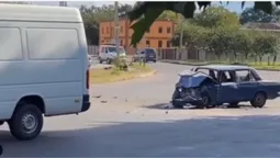 Розтрощений капот: у Луцьку автотроща  на Боженка (відео)