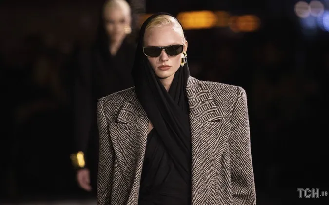Шкіряні тренчі, косухи та довгі «голі» сукні: Дім Saint Laurent презентував колекцію весна-літо 2023