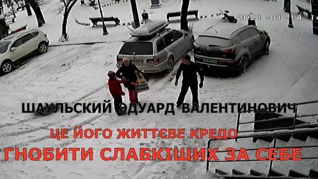 Тухлі яйця, лайка, кров: у центрі Луцька відгамселили підприємця (повне відео)