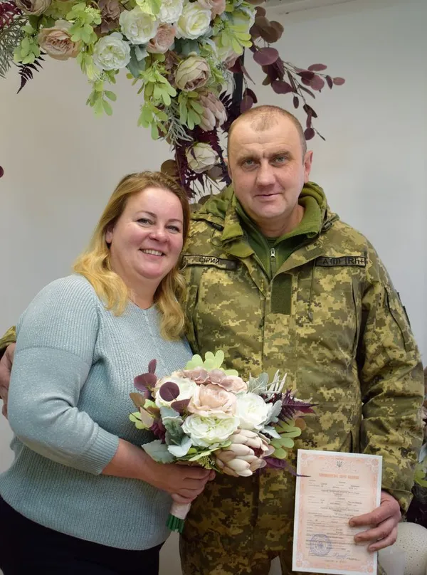 У Луцькому ЦНАПі на День ЗСУ одружився військовий