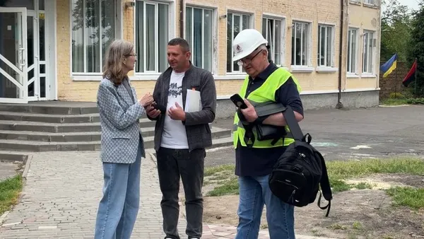 Діти досі ходять до укриття в церкві: у Володимирі затягнулося будівництво сховища для ліцею (фото, відео)