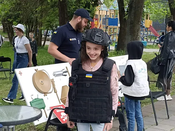 Луцькі рятувальники вчили дітей розрізняти міни (фото)