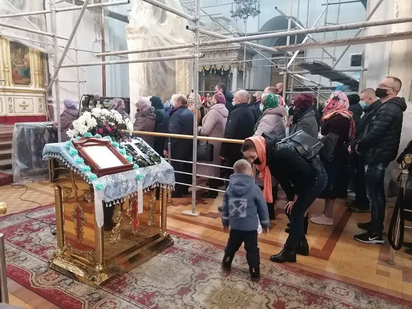 Свічки, молитва й соціальна дистанція: як у луцькому соборі святкують Благовіщення (фото)
