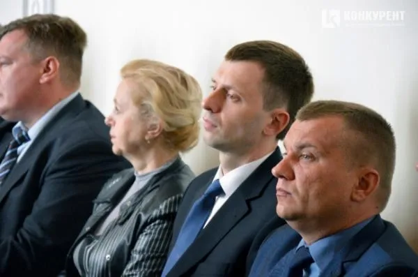 По центру - Олександр Смолич.