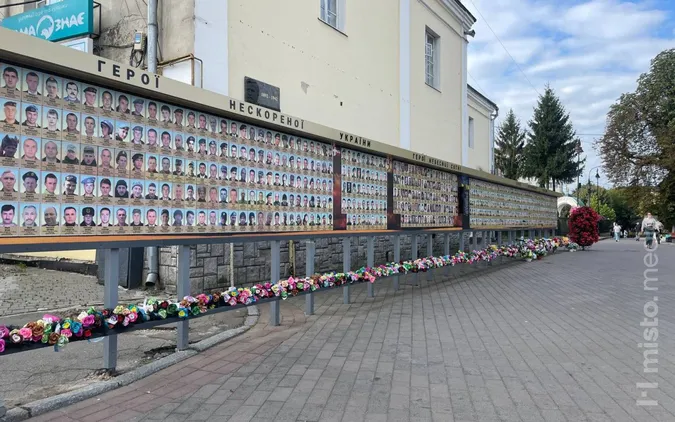 У Луцьку розширять фотостенд із портретами полеглих Героїв