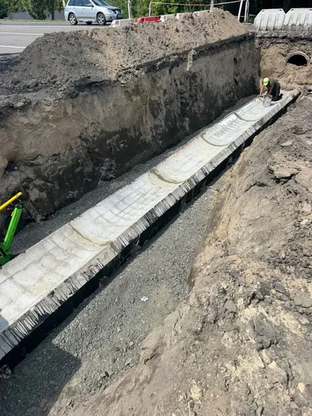 У Струмівці замінюють водопропускну трубу на трасі Н-22 (фото)