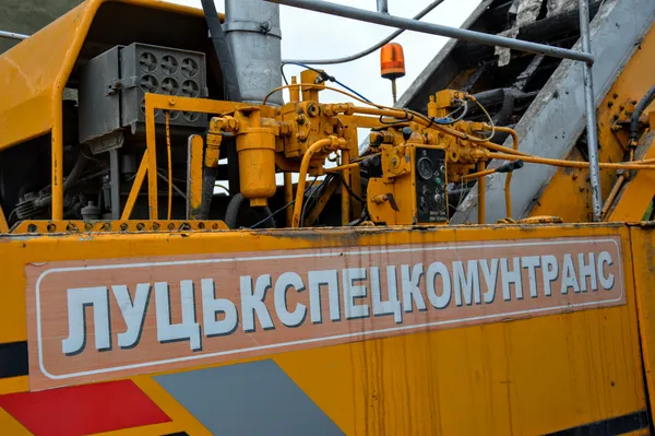 Чим вивозять луцьке сміття і чистять дороги: репортаж із «бази» комунальників (фото)