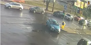 Не врахував обстановку: у Луцьку Mini Cooper протаранив Renault Zoe (відео)
