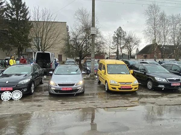 Двічі на тиждень: на луцькому авторинку «ганятимуть» паркохамів (фото)