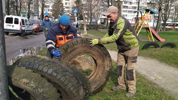 У Луцьку з дворів прибирають автомобільні шини (фото, відео)