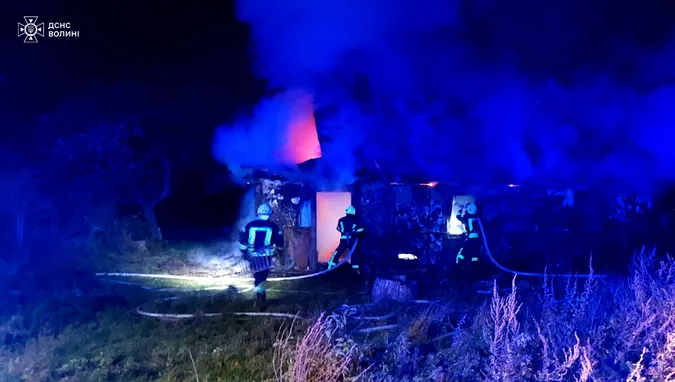 Горіли будинок, господарська споруда, хата-пустка: вночі на Волині сталися пожежі в житловому секторі (фото)