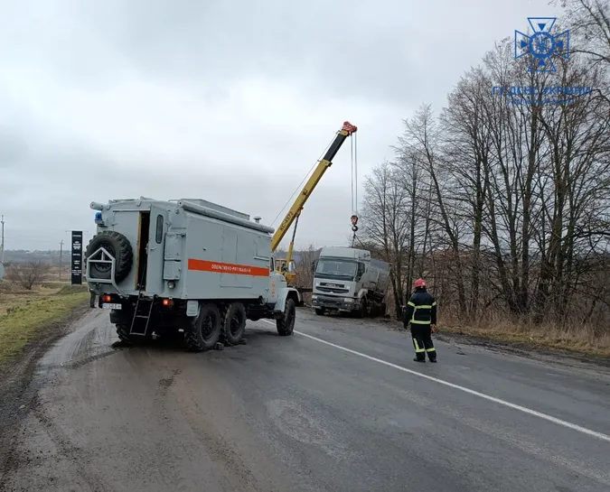 Під Луцьком вантажівка злетіла у кювет – витягали спецтехнікою і автокраном (фото, відео)