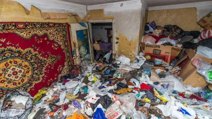 Лучани скаржаться на сусідку, яка засмерділа під’їзд (фото)