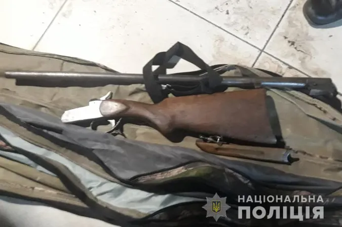 Автомат, бурштин, коноплі: 33-річний волинянин зберігав удома багато цікавого (фото)