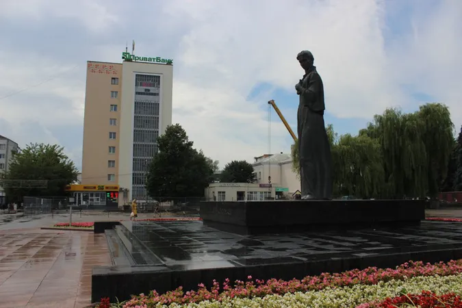 Лучани в центрі міста вшанували річницю смерті Лесі Українки