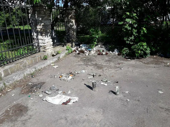 Територію Луцького біотехнічного інституту перетворили на смітник (фото)