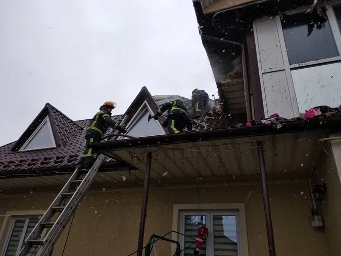 У Нововолинську спалахнув житловий будинок (фото, відео)