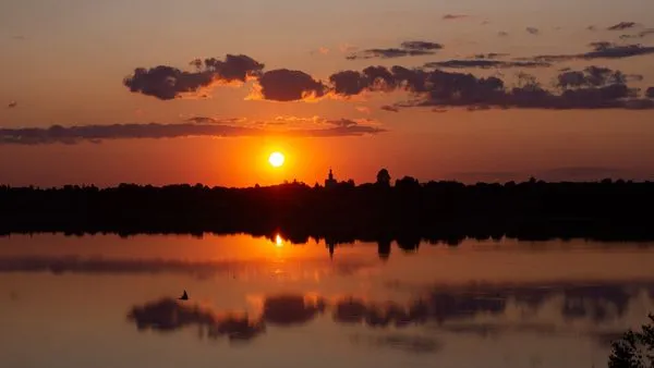 У небі і в воді: неймовірний захід сонця біля Луцька (фото)