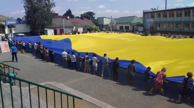 На Волині розгорнули найбільший в Україні державний прапор (фото)