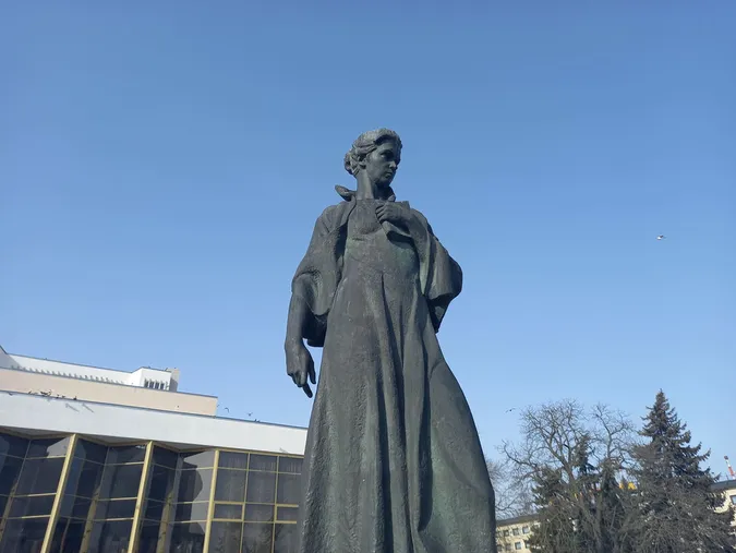 Сотні людей прийшли покласти квіти до пам'ятника Лесі Українці (фото)